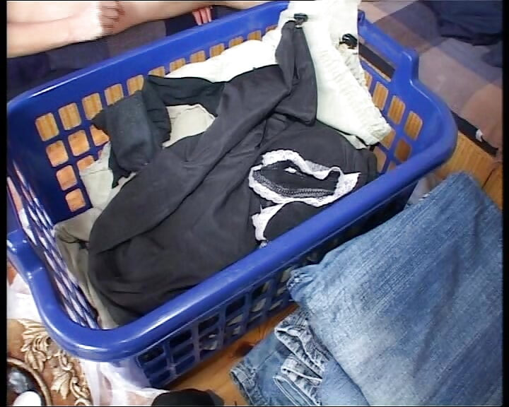 Curvă amatoare roșcată germană călărește pula în sufragerie