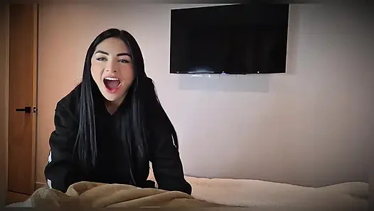 Я трахаю соседа, заставляя его думать, что мне нужна его помощь, он наполняет меня молоком