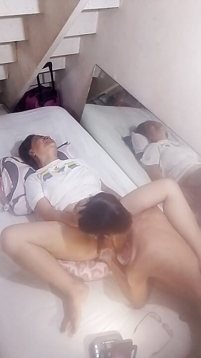 Cô ấy rất tốt để ăn âm hộ của mình và đụ
