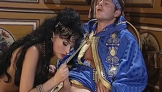 Косплей немецких крошек занимается анальной оргией на роскошной вилле