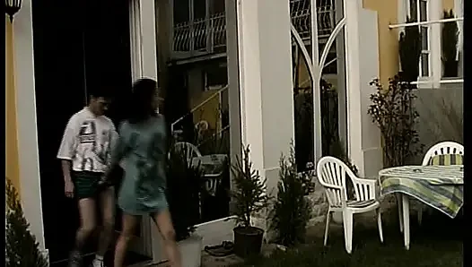 Сексуальные немецкие шлюшки делят жесткий стояк в интенсивном трахе в тройничке