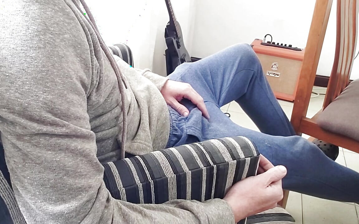 ペニスを弄りながら、彼はうまく終わらせる。