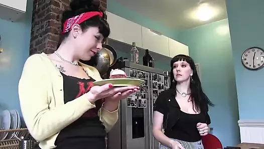 Video lesbian sama nerine mechanique dan kekasihnya adalah tante seksi