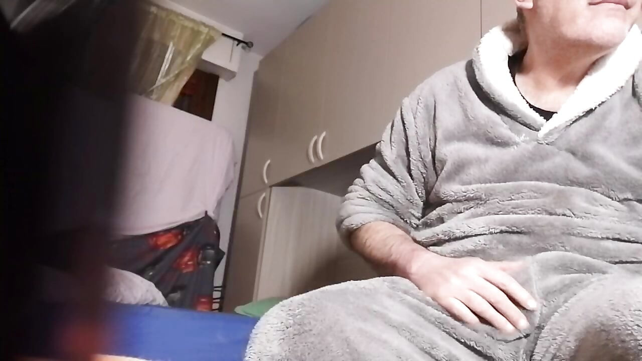 Želim da svršim u šolju i pijem svoje vruće mleko!