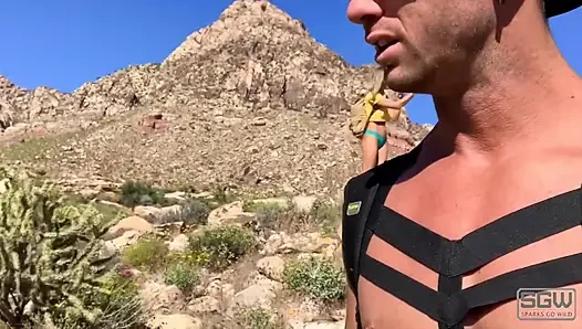 Tangalarla yürüyüş yapıyor ve Red Rock Kanyonu'nda sikişiyor.