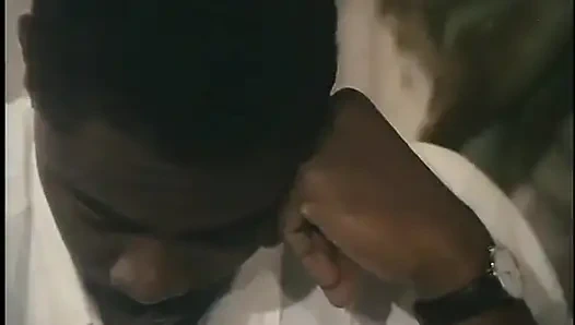 Горячей милфе устроили гэнгбэнг три твердых члена