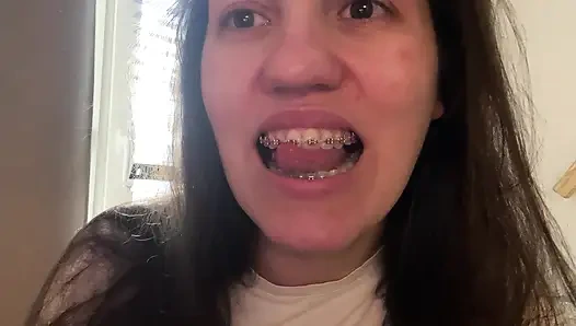 Menjilati kawat gigi dengan lidah Anda