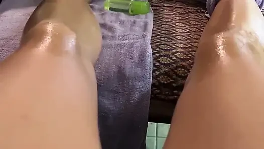 Taylandlı kadınlar tarafından yağlanmış ayak masajı