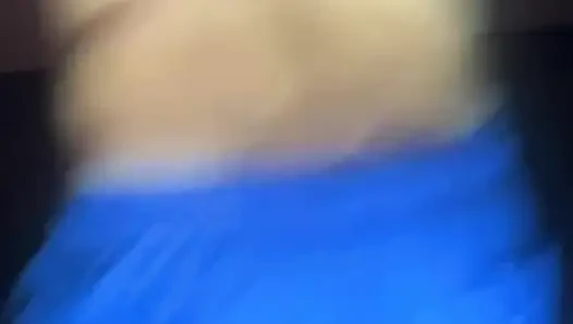 Gece partisinde çatı katındaki barda mayoyla takılıyor
