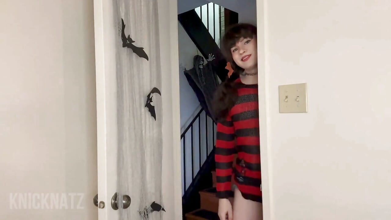 Sissy pička na zahodu na Noć vještica