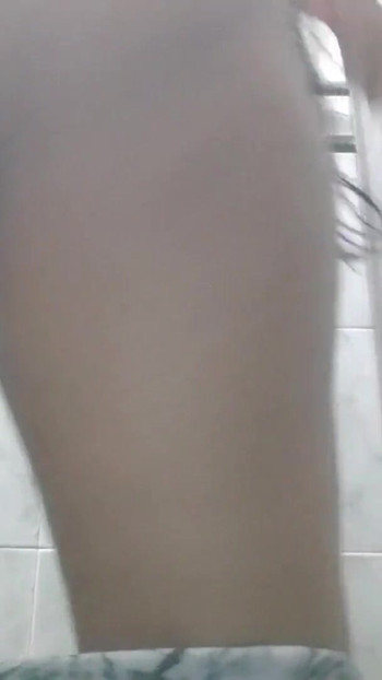 Mächtiger moment aus "Bath camera fängt hausmädchen-muschi ein"