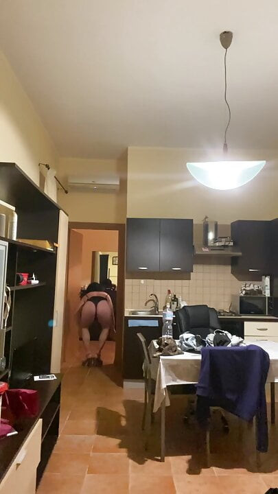 Crossdresser nagy seggel sétál