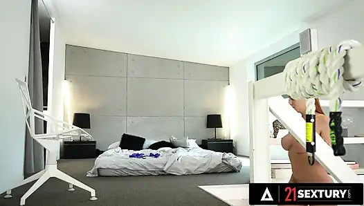 21 SEXTURy - geile rothaarige kiara lord bekommt zungenanal & arsch von groÃŸem schwanz geritten