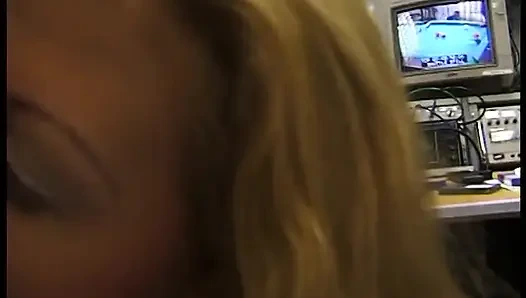 Sarışın olgun yarağını emiyor