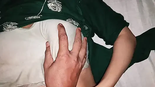 Gadis imut 18 tahun, toket besar alami dan memek sempit ngentot hardcore di kamar hotel.