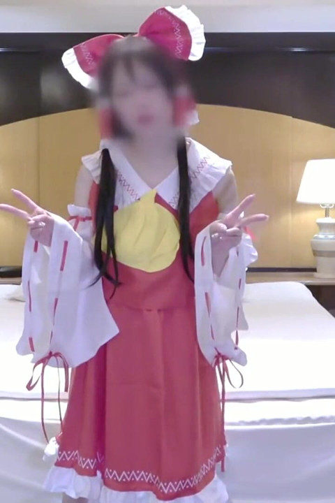 Slender Downer Style Apparel Girl Cosplayer δείχνει την ήσυχη γοητεία της ως Reimu Shrine Maiden Again 2