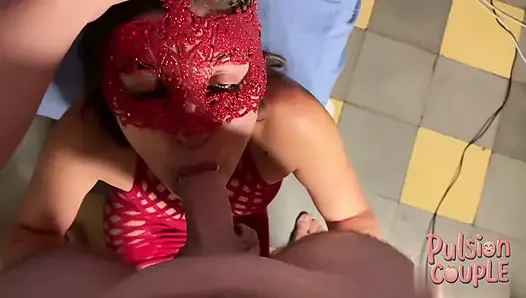 18 yaşındaki maskeli bir kızı hayal bile edepsizleştiriyor: çılgın büyük boşalma!