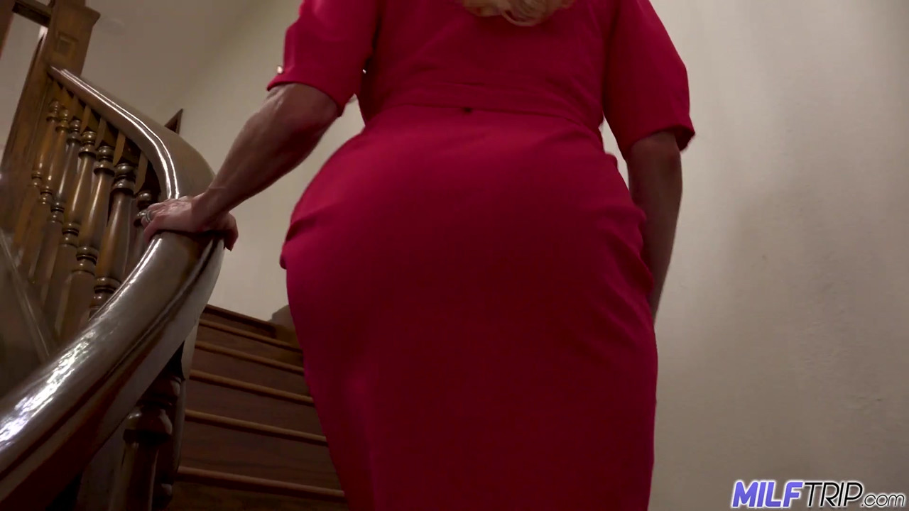 熟女ブランディ愛はインタビュー後に中出しされます