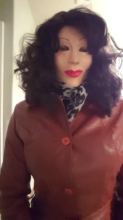 穿着皮大衣的女性蒙面