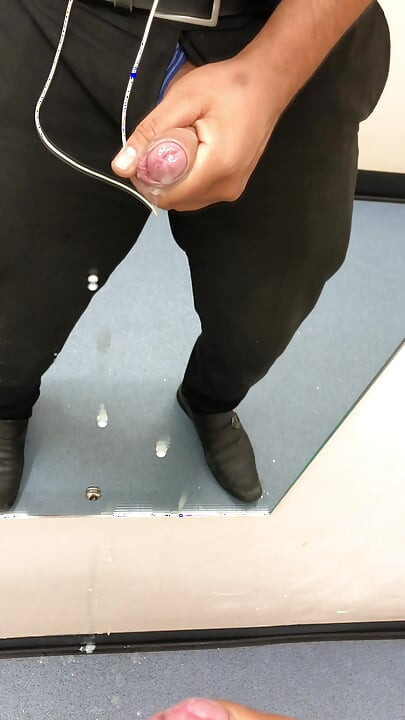 Joder cachonda en el trabajo, semen dentro del baño.