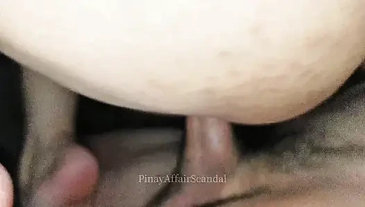 Filipinli genç kızın tombul amını domaltarak büyük yarakla parçalıyor