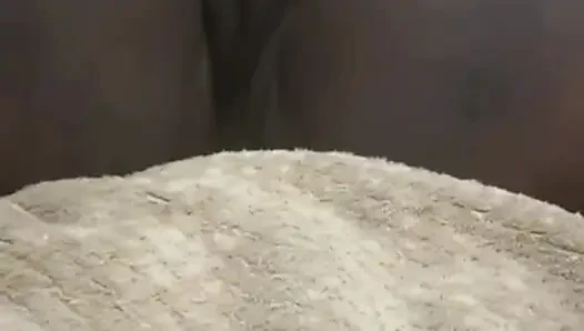 Cewek semok kulit hitam lagi asik masturbasi sendirian