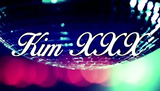 Büyük memeli ateşli striptizci müşterisini iyi bir sikişle tatmin ediyor