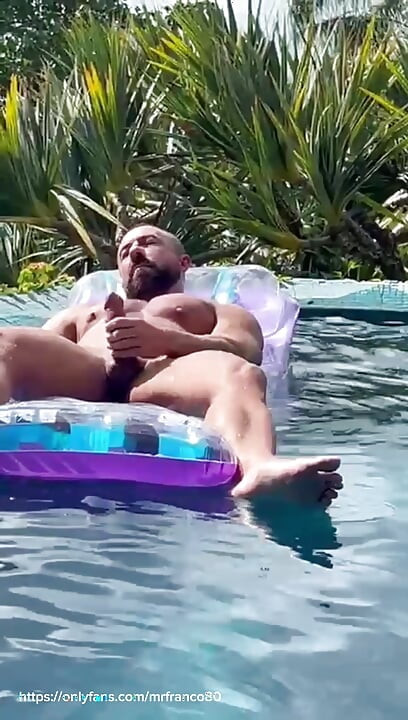 Mann nackt im pool