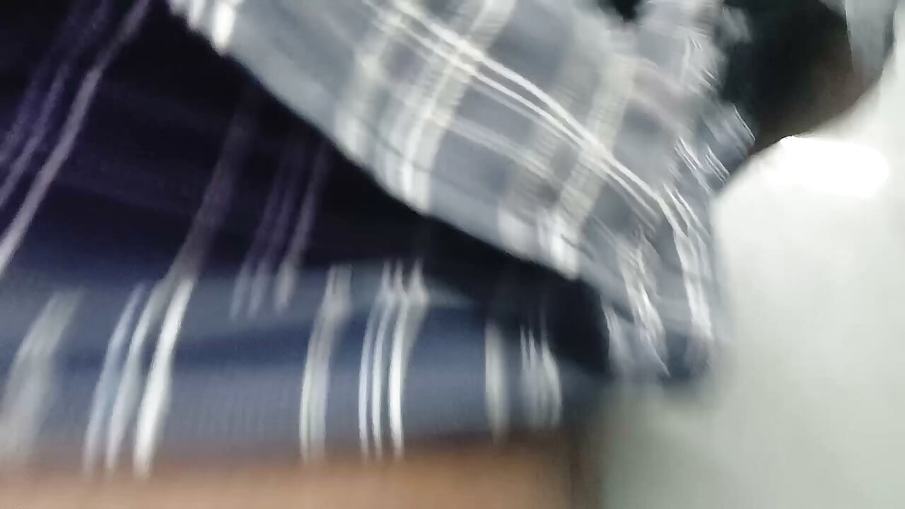 صبي تاميلي يتبول في مرحاض عام