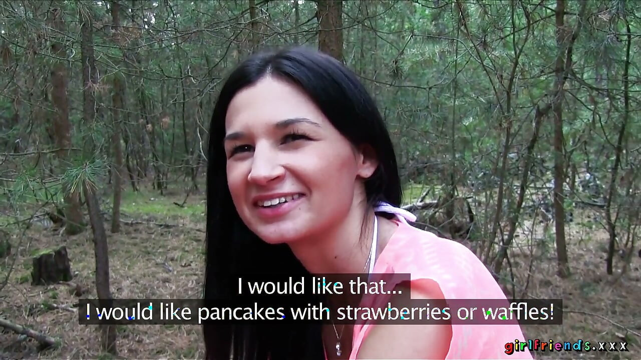 Iubite XXX - Petite Keira și Michelle Găsi un loc retras pentru un sex în 3 sălbatic și lins de pizdă în pădure