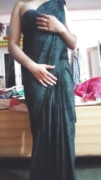 Indijski gay crossdresser Gaurisissy izgleda seksi u crnom sariju
