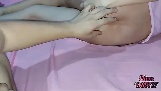 Adik tiriku ngbiarkan aku melucuti celana dalamnya