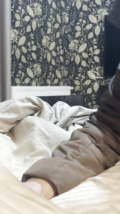 Milfycalla- jaket cowok berjuluk cokelat ini dicrot sperma hangat