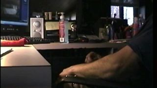 Amateur-Typ wichst beim Porno gucken