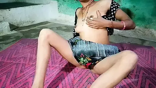 Hot sexy indian village bhabhi ki chudayi desi bhabhi ki choot me khujli chal rahi thi to devar ne mita di apne mote land se