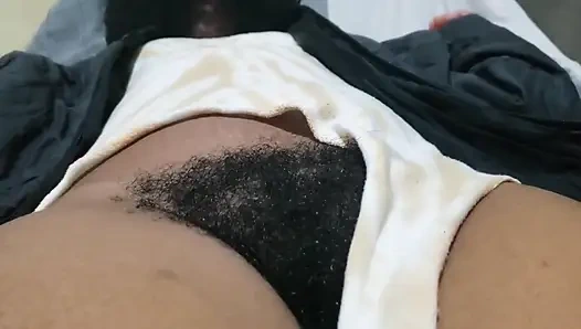 Волосатая звезда показывает свою натуральную киску в смелом и интимном чувственном присутствии