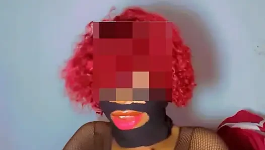 Ateşli hamile kadın göğüslerini okşuyorken erotik dans havasında