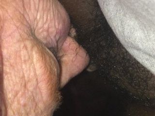 Bunicuța de 60 de ani își arată pizda și suge un tânăr.