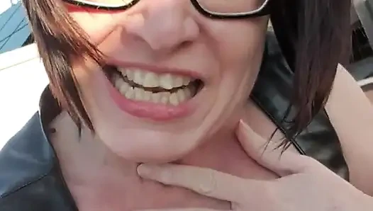 Julie брызгается на террасе