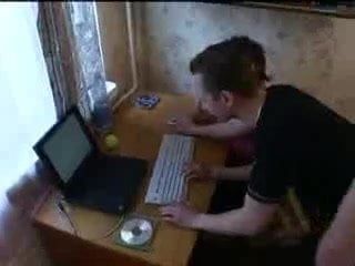 Người lớn gặp sự cố máy tính