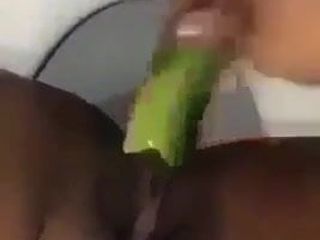 Shadi Rajapaksha masturbiert auf Gurke