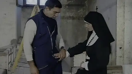 İşçi Manavardaki Rahibenin Kıçını Sevişiyor