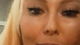 Blowjob von blonder BBW-MILF