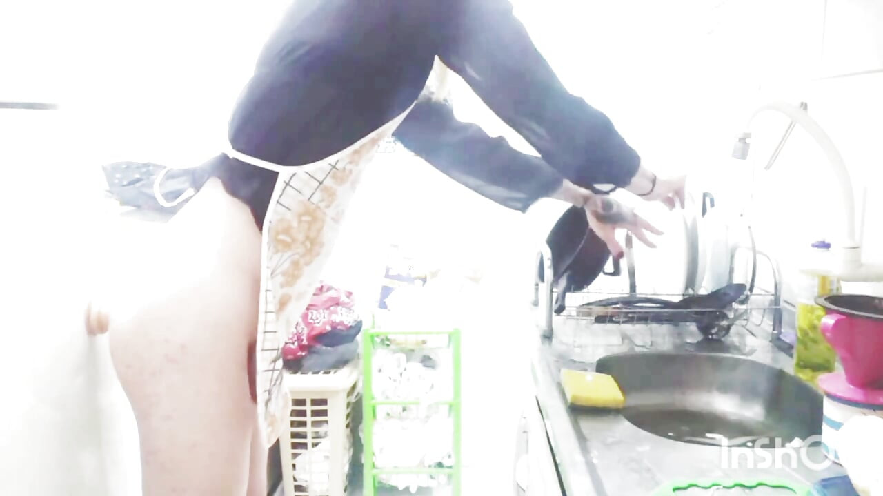 Vợ tradwife rửa bát
