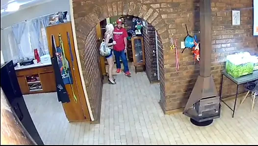 Mergokin suamiku selingkuh sama cewek hot rambut pirang