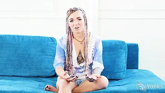 Pixie Lehaj amını yağlıyor