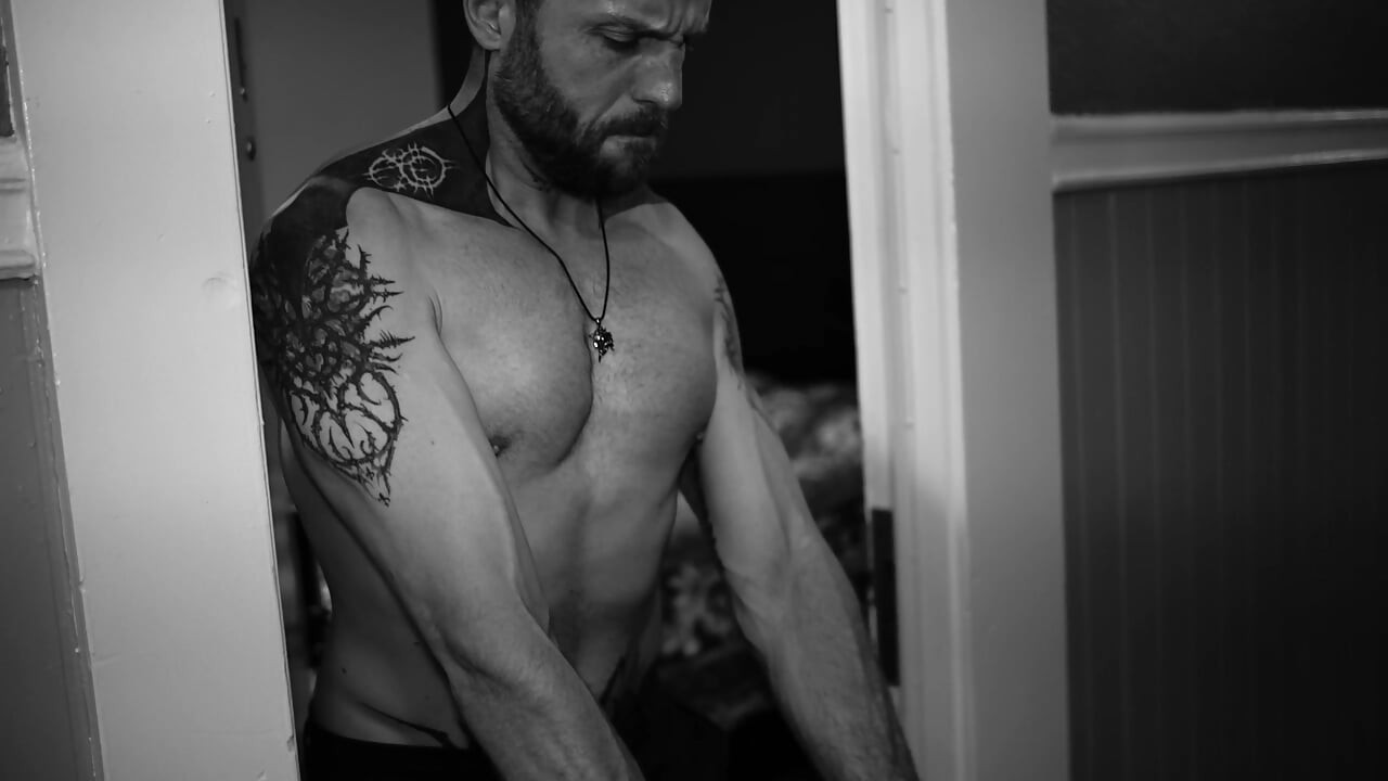 Fit hotwife em uma bolsa Duffel entregue ao quarto de hotel de um estranho - trailer de "The List" (filme de arte erótico)