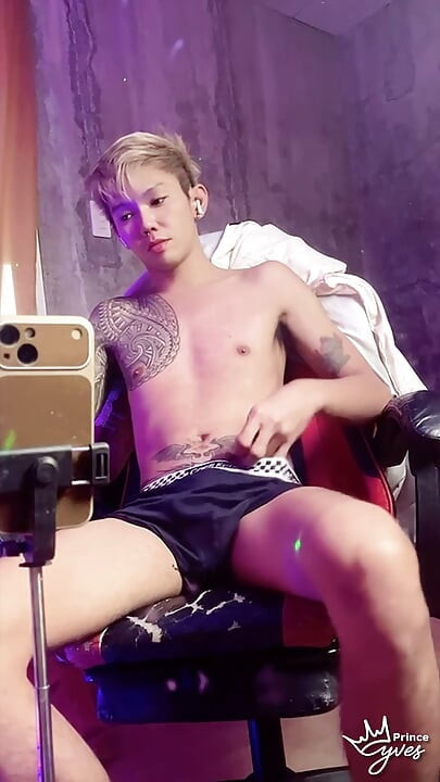 INKED FILIPINO TWINK JERKING OFF AND CUMMING