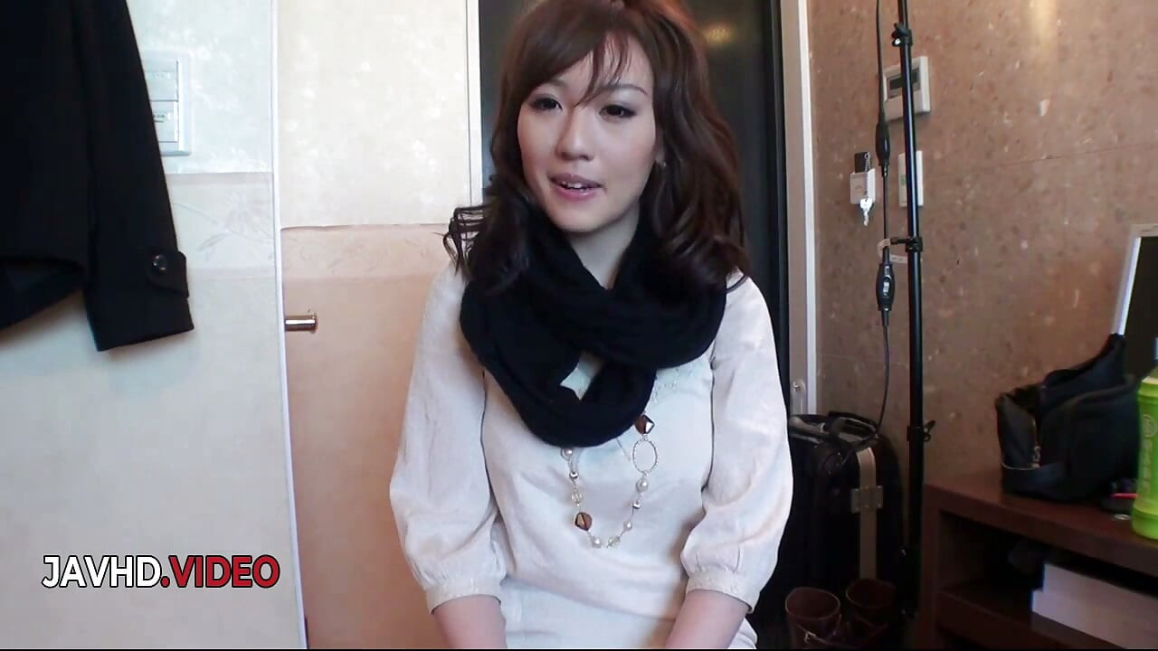 Lồn lông lá của Emiri Mizusawa to bự bị địt mạnh trong cảnh hardcore nóng bỏng