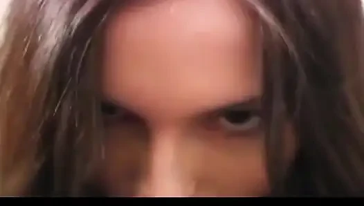 Сучка Sophie дрочит задницей